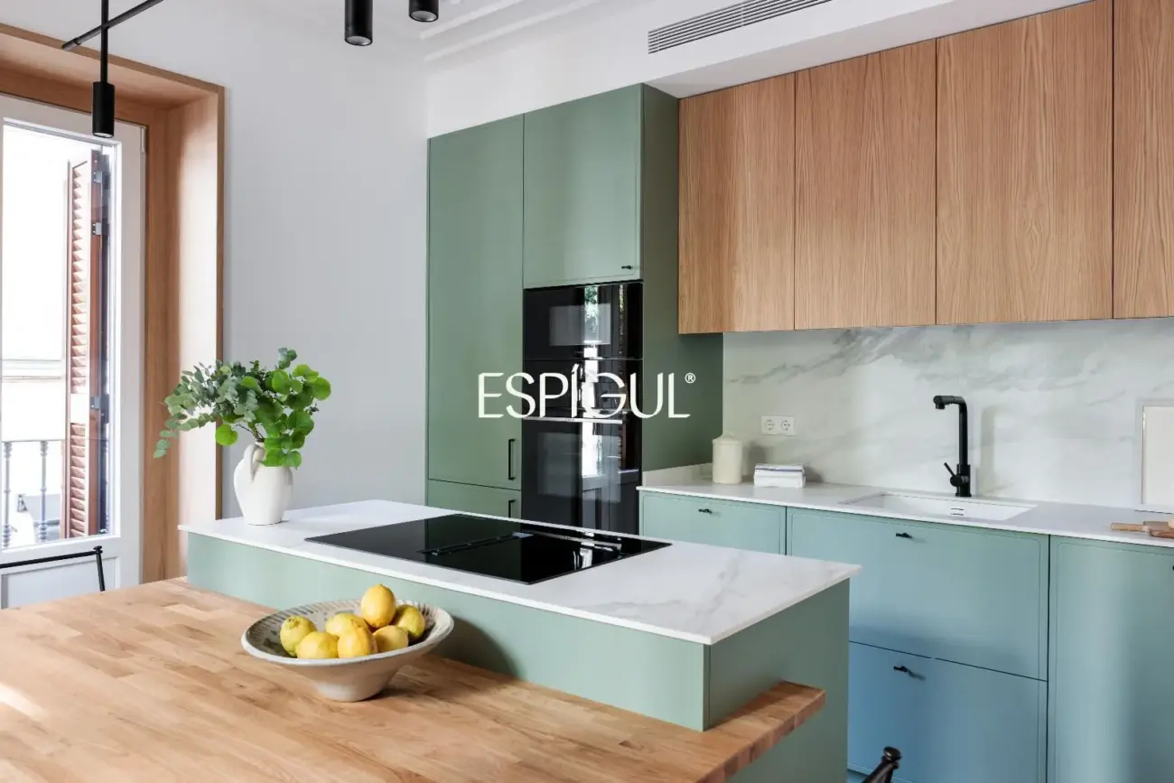 Piso en venta exterior con 6 balcones a la calle en Palacio