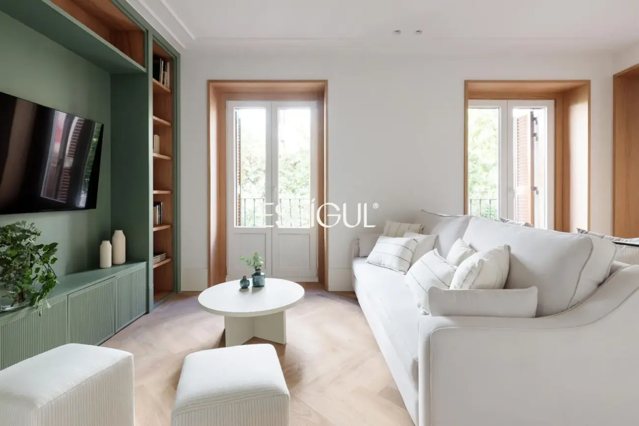 Piso en venta exterior con 6 balcones a la calle en Palacio