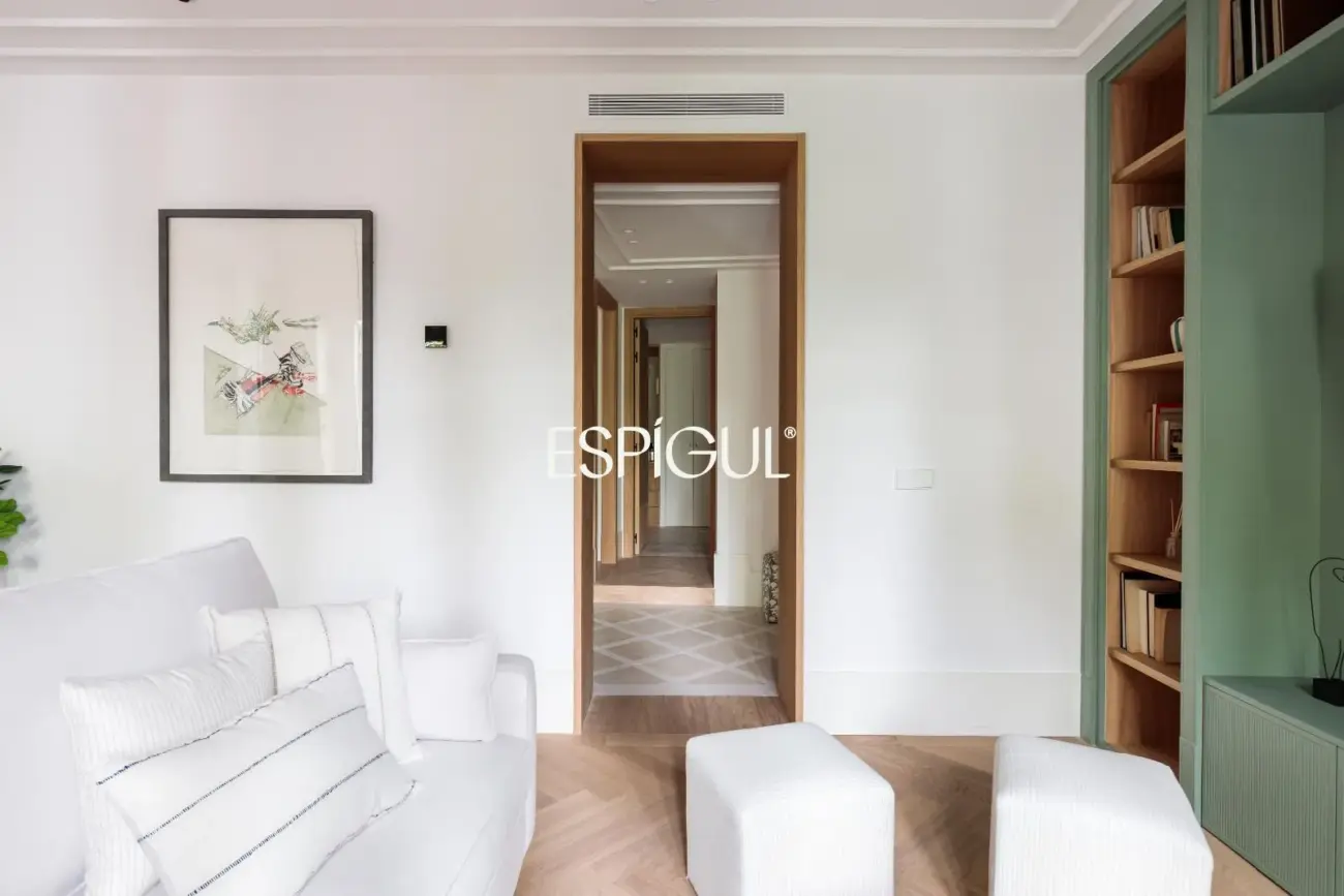 Piso en venta exterior con 6 balcones a la calle en Palacio