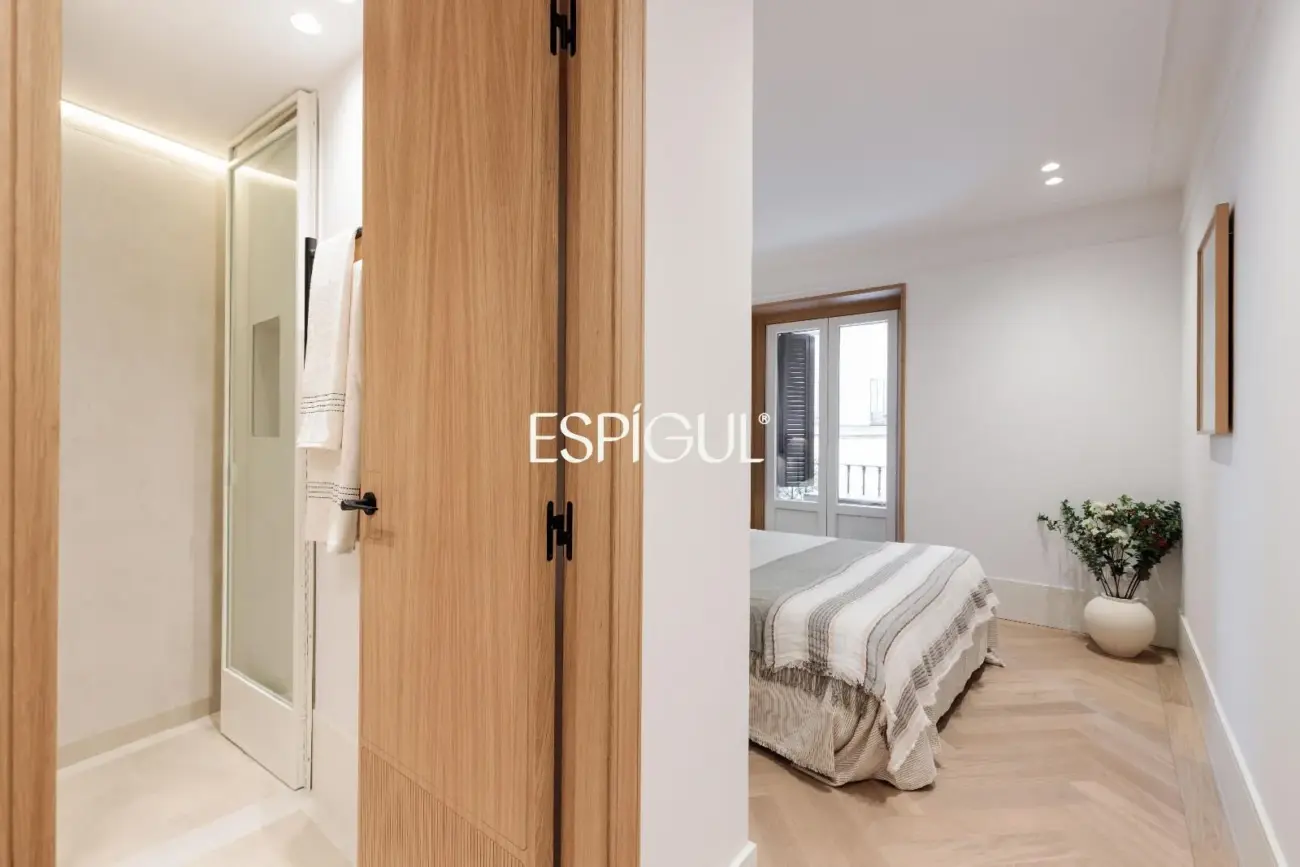Piso en venta exterior con 6 balcones a la calle en Palacio