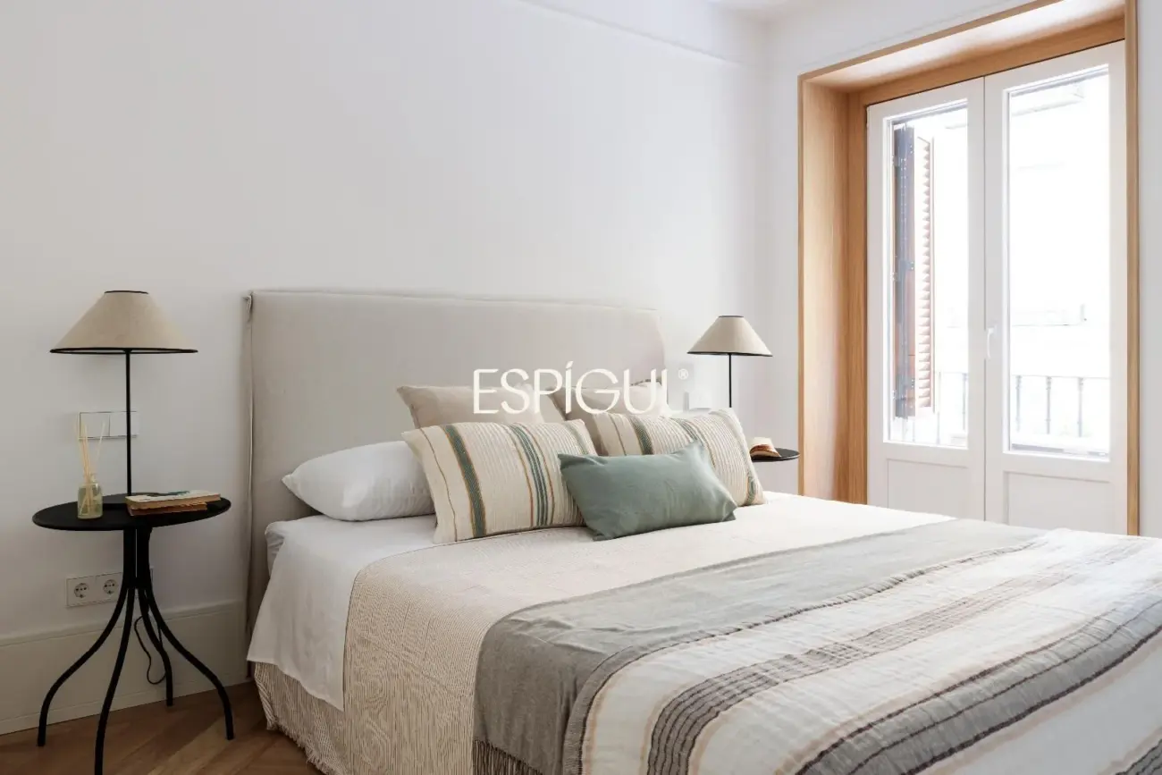 Piso en venta exterior con 6 balcones a la calle en Palacio