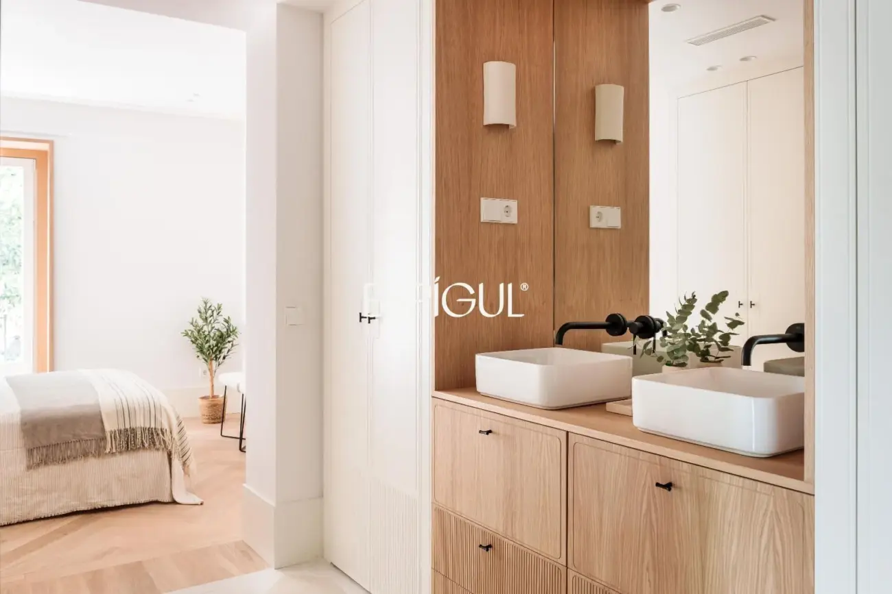 Piso en venta exterior con 6 balcones a la calle en Palacio