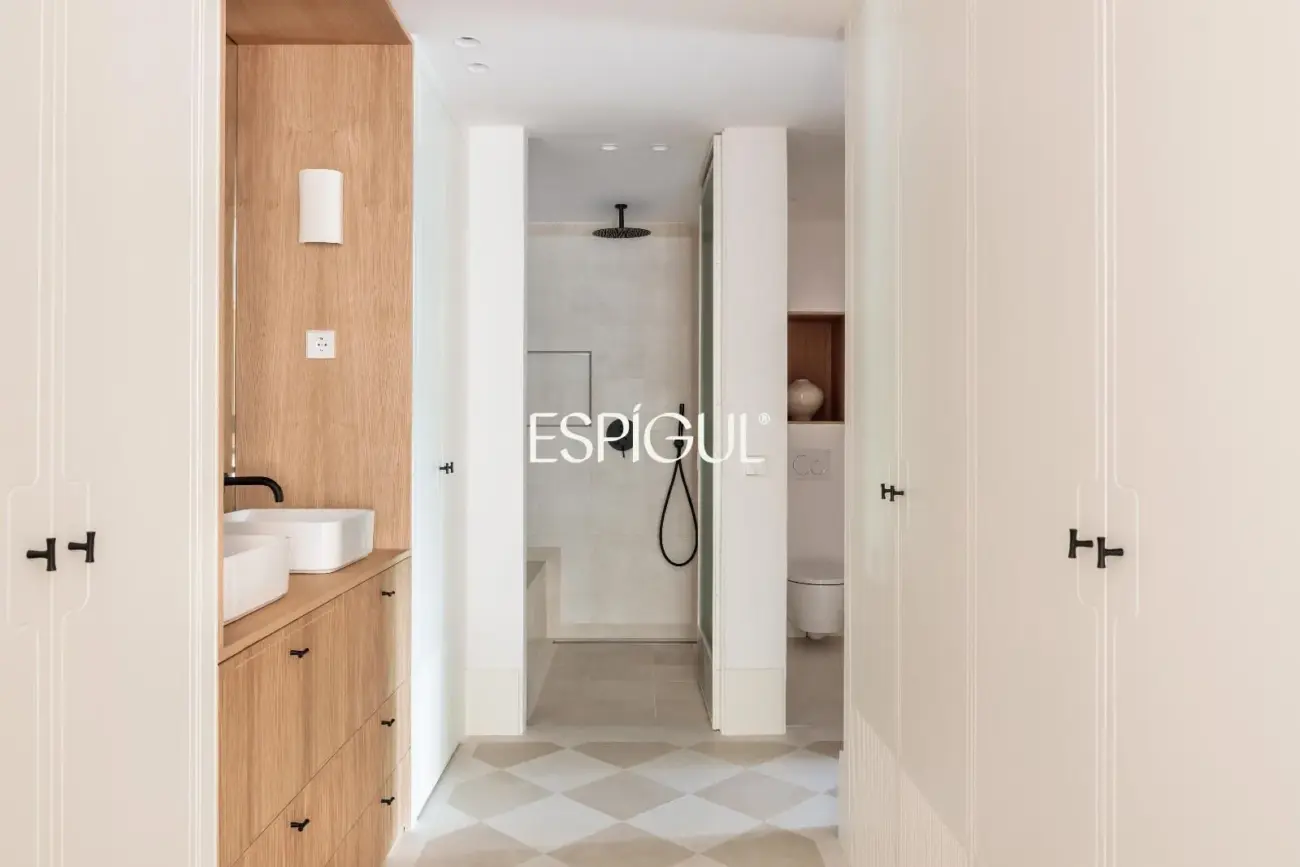 Piso en venta exterior con 6 balcones a la calle en Palacio