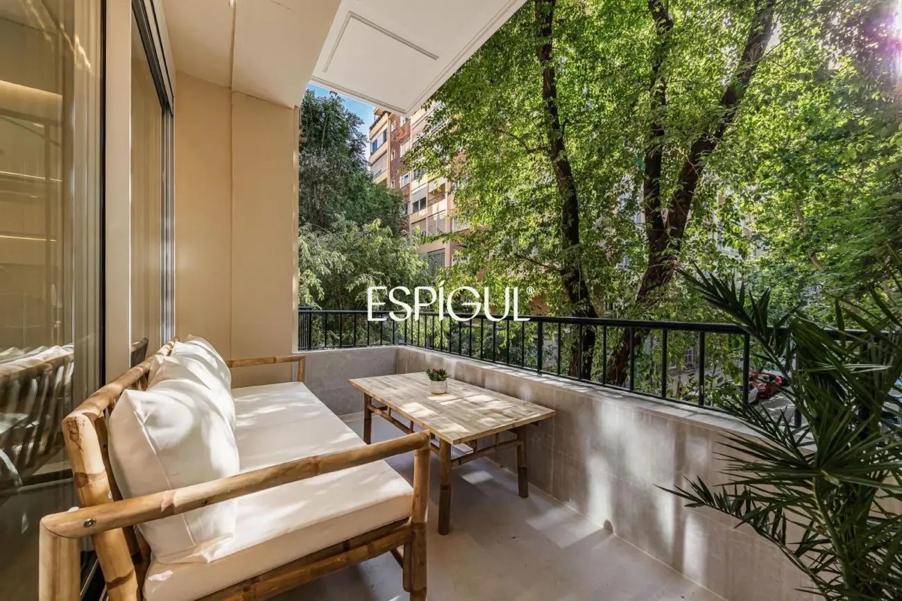 Piso en venta exterior con terraza en Calle Orense, Tetuán