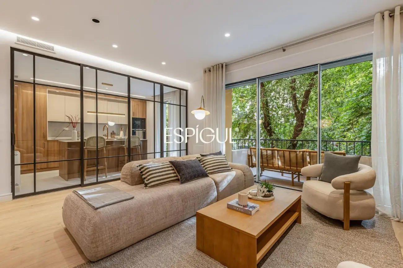 Piso en venta exterior con terraza en Calle Orense, Tetuán