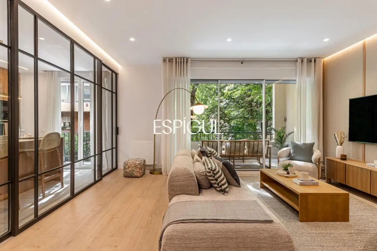 Piso en venta exterior con terraza en Calle Orense, Tetuán