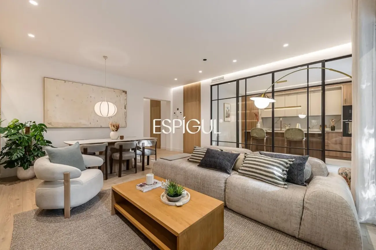 Piso en venta exterior con terraza en Calle Orense, Tetuán
