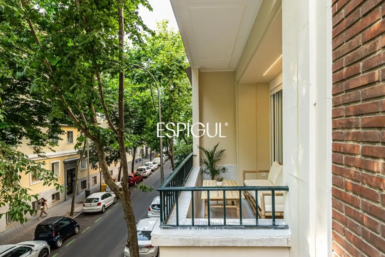Piso en venta exterior con terraza en Calle Orense, Tetuán