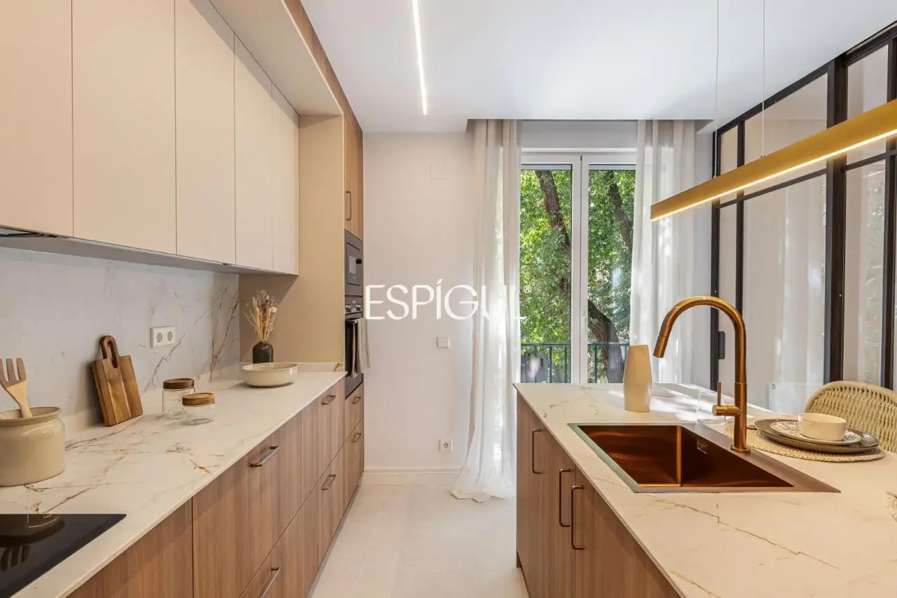 Piso en venta exterior con terraza en Calle Orense, Tetuán