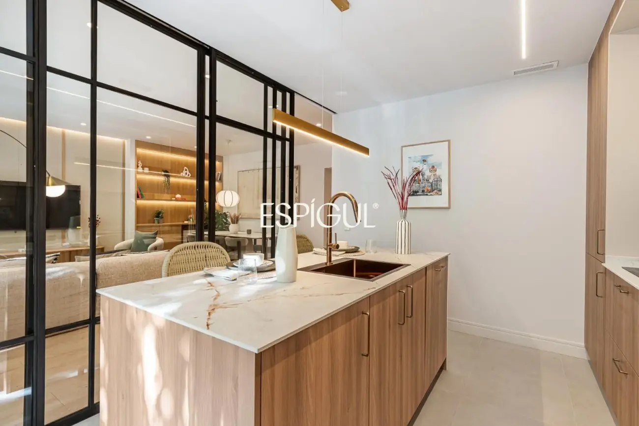 Piso en venta exterior con terraza en Calle Orense, Tetuán