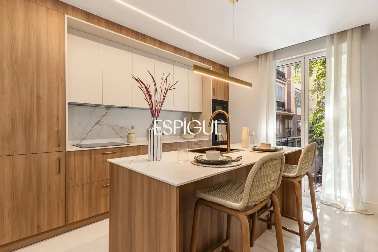 Piso en venta exterior con terraza en Calle Orense, Tetuán