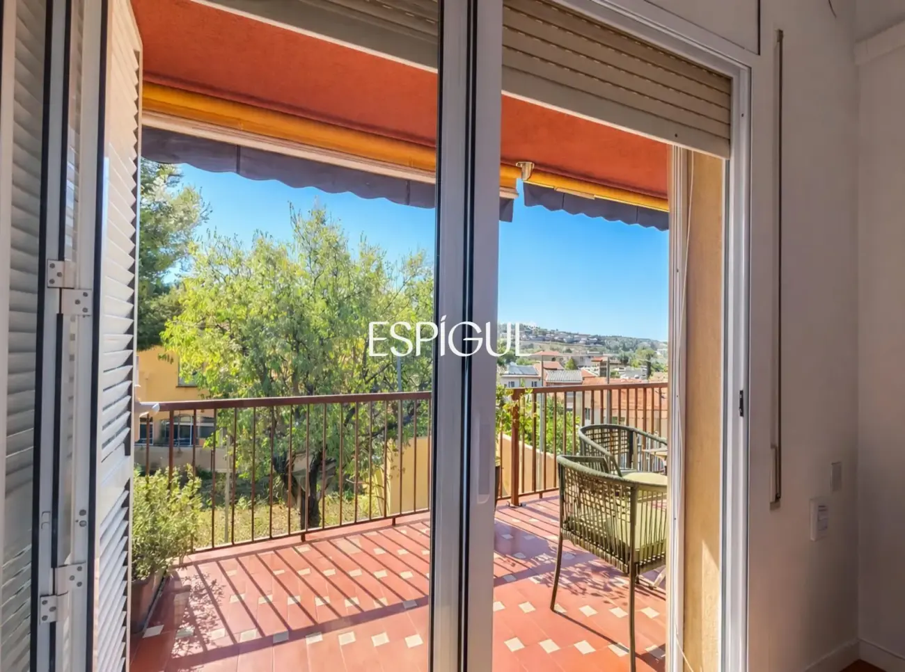 Piso reformado con terraza, vistas al mar y piscina comunitaria en el centro de Alella