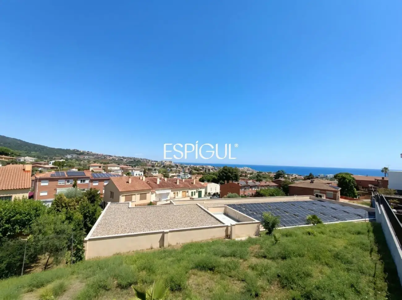 Piso reformado con terraza, vistas al mar y piscina comunitaria en el centro de Alella