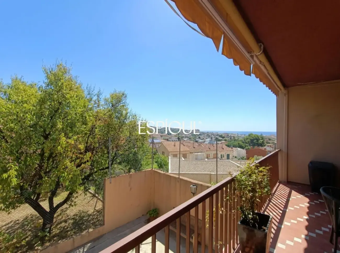 Piso reformado con terraza, vistas al mar y piscina comunitaria en el centro de Alella