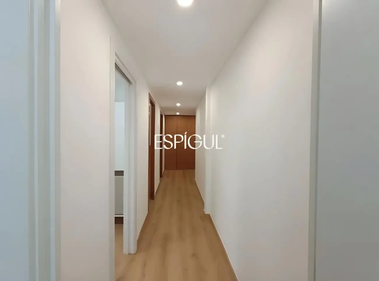 Piso reformado con terraza, vistas al mar y piscina comunitaria en el centro de Alella