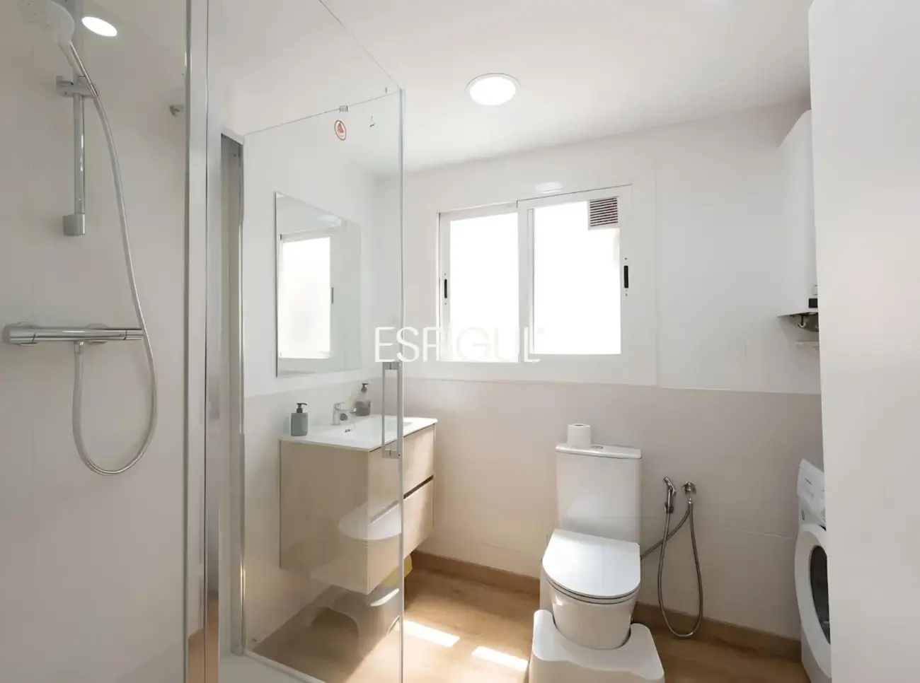 Piso reformado con terraza, vistas al mar y piscina comunitaria en el centro de Alella