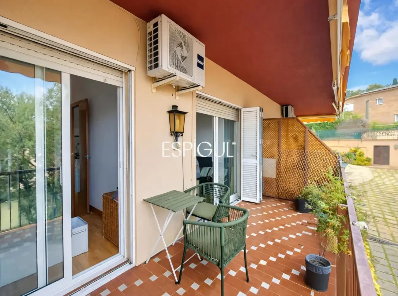 Piso reformado con terraza, vistas al mar y piscina comunitaria en el centro de Alella