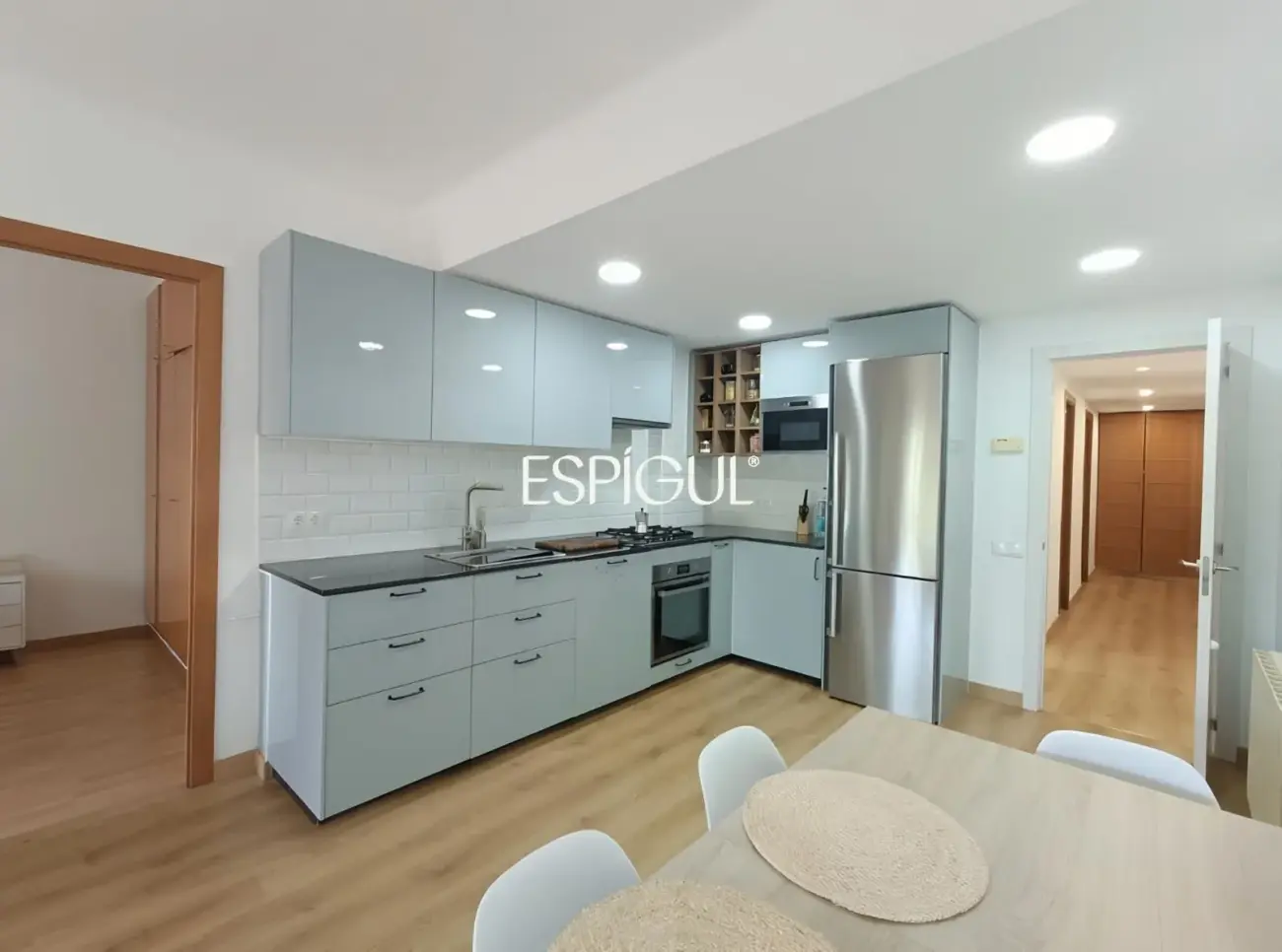 Piso reformado con terraza, vistas al mar y piscina comunitaria en el centro de Alella
