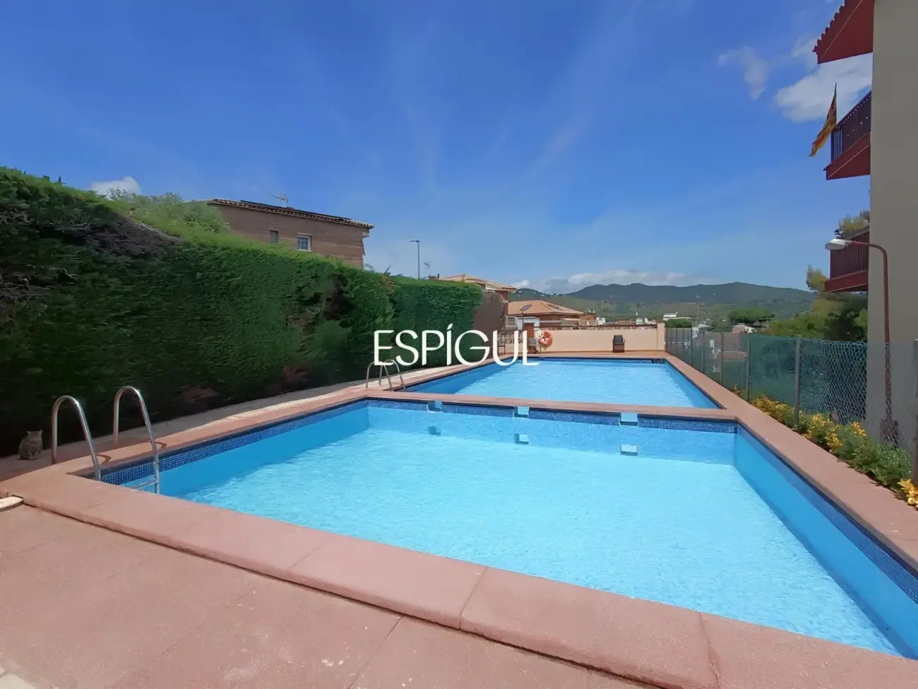 Piso reformado con terraza, vistas al mar y piscina comunitaria en el centro de Alella