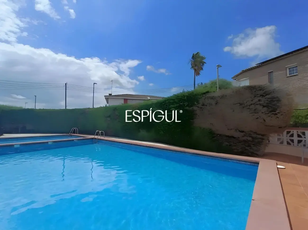 Piso reformado con terraza, vistas al mar y piscina comunitaria en el centro de Alella