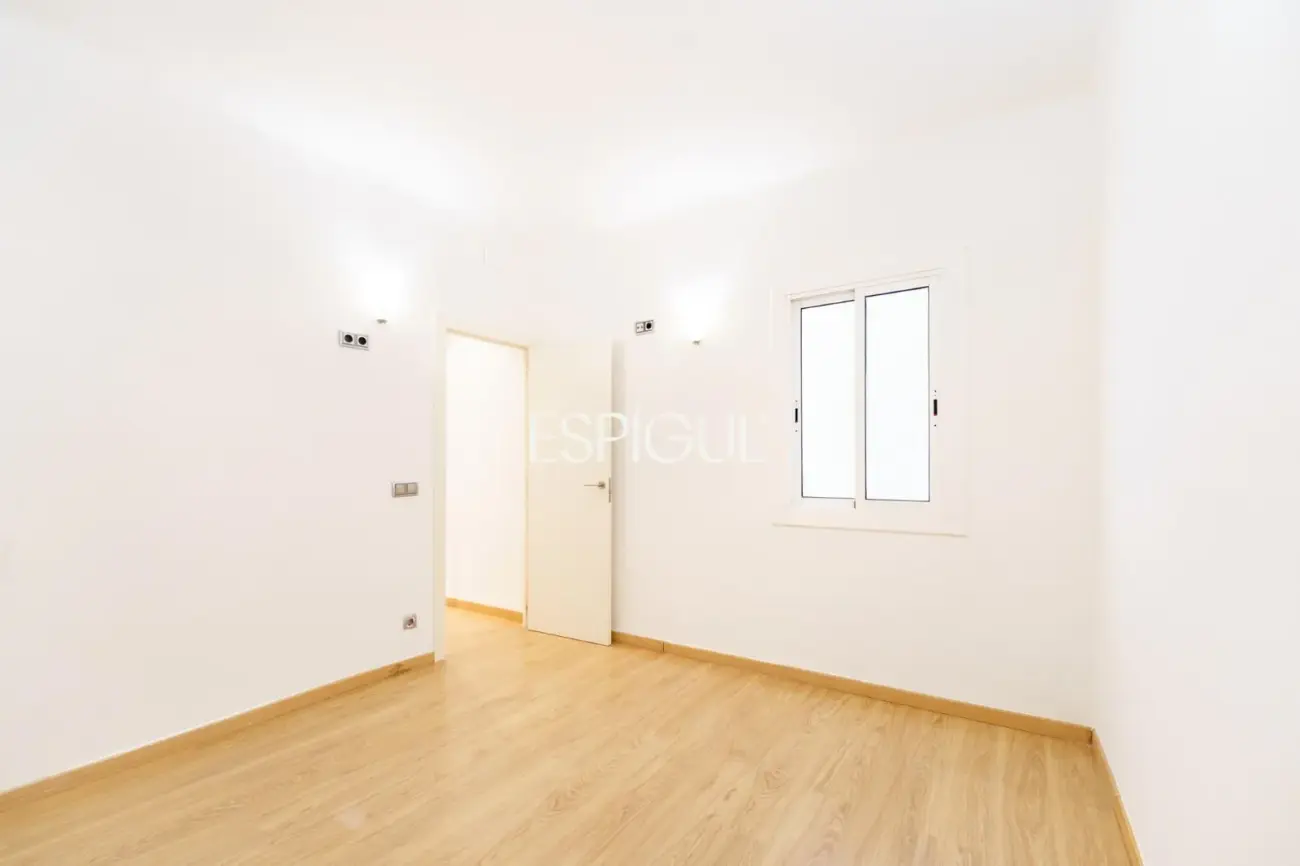 Piso reformado y luminoso junto a Plaza España