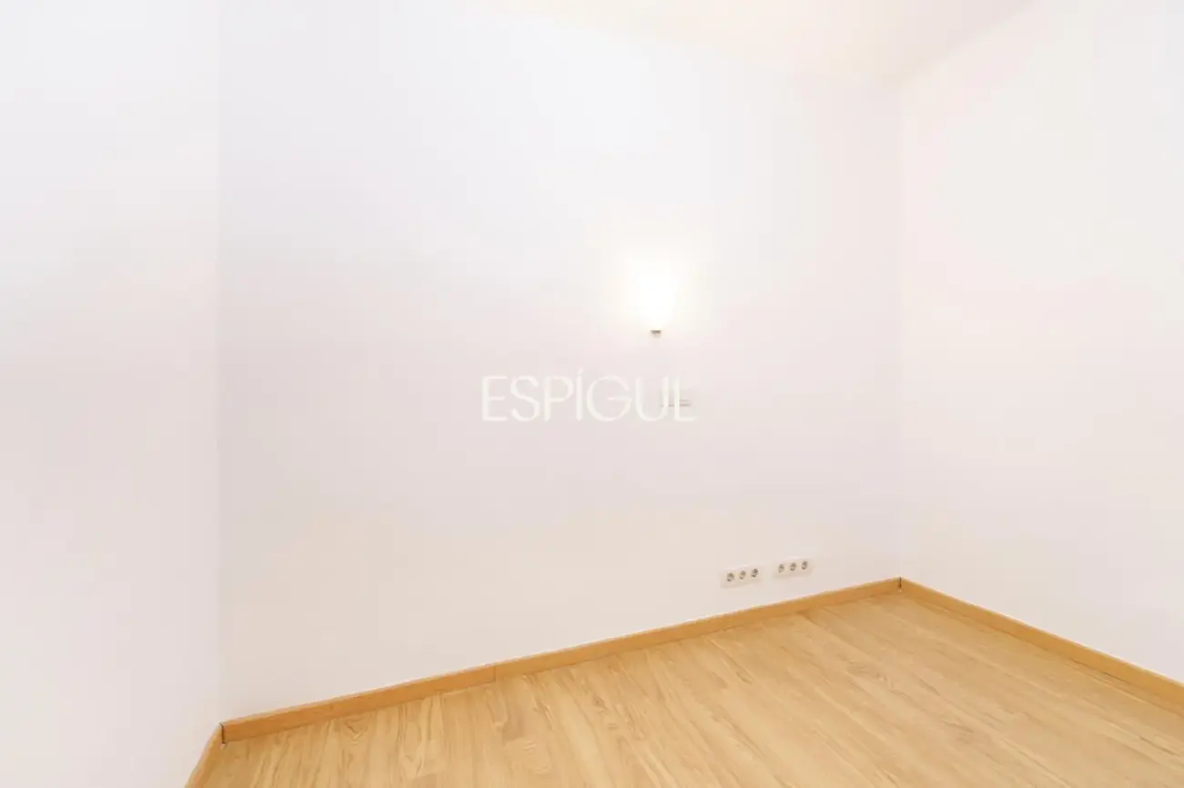 Piso reformado y luminoso junto a Plaza España