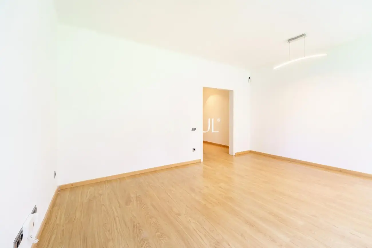 Piso reformado y luminoso junto a Plaza España