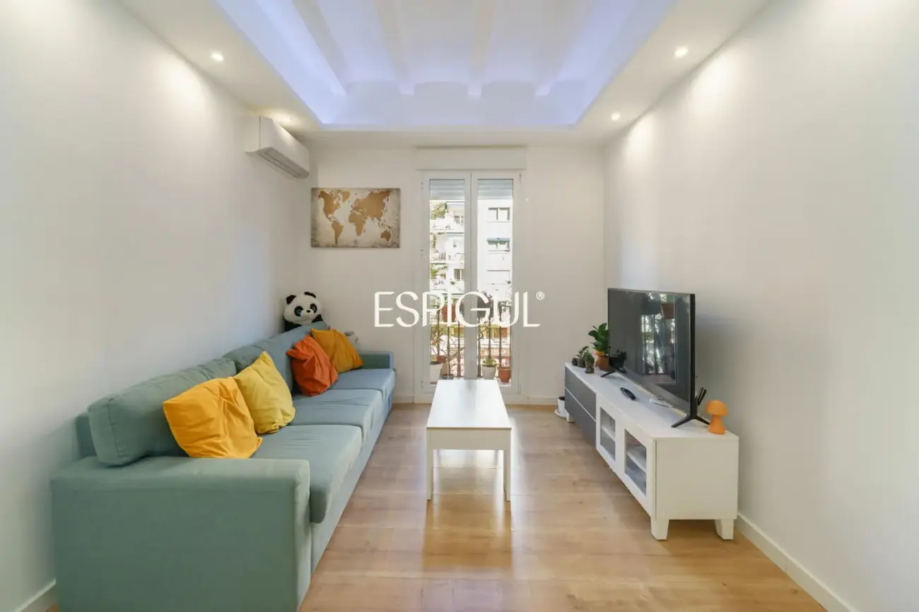 Vivienda reformada con balcón en finca regia en Sant Antoni
