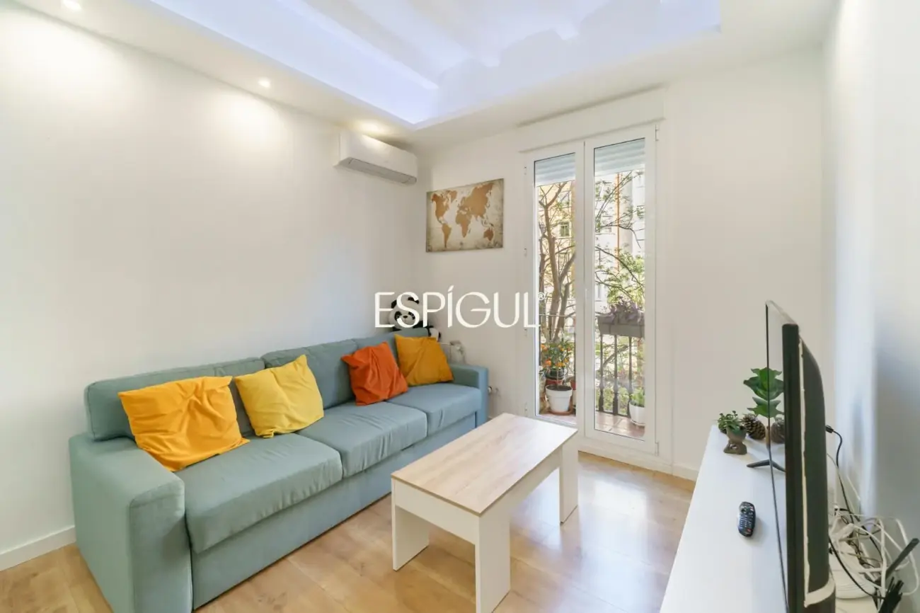 Vivienda reformada con balcón en finca regia en Sant Antoni