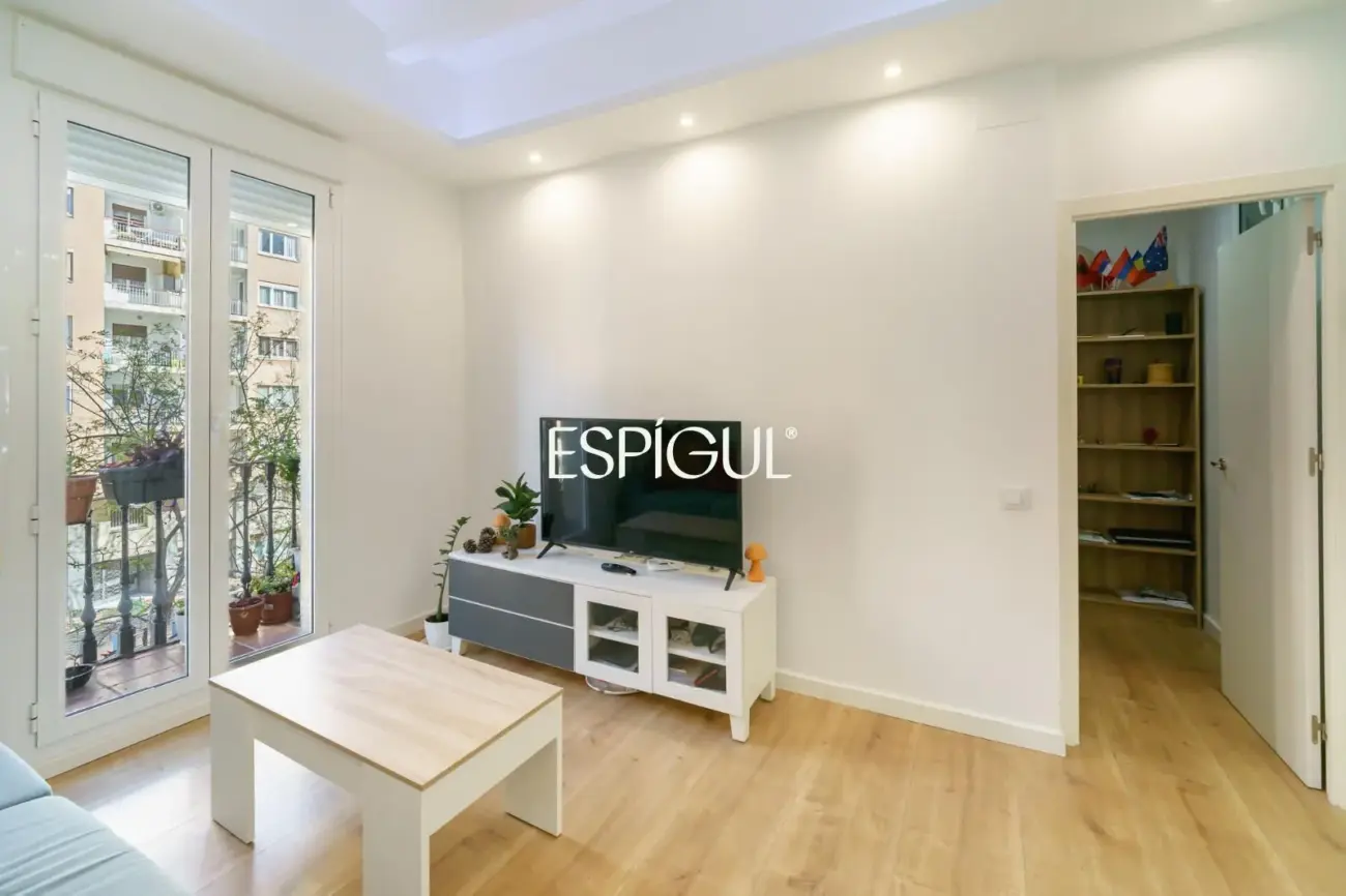 Vivienda reformada con balcón en finca regia en Sant Antoni