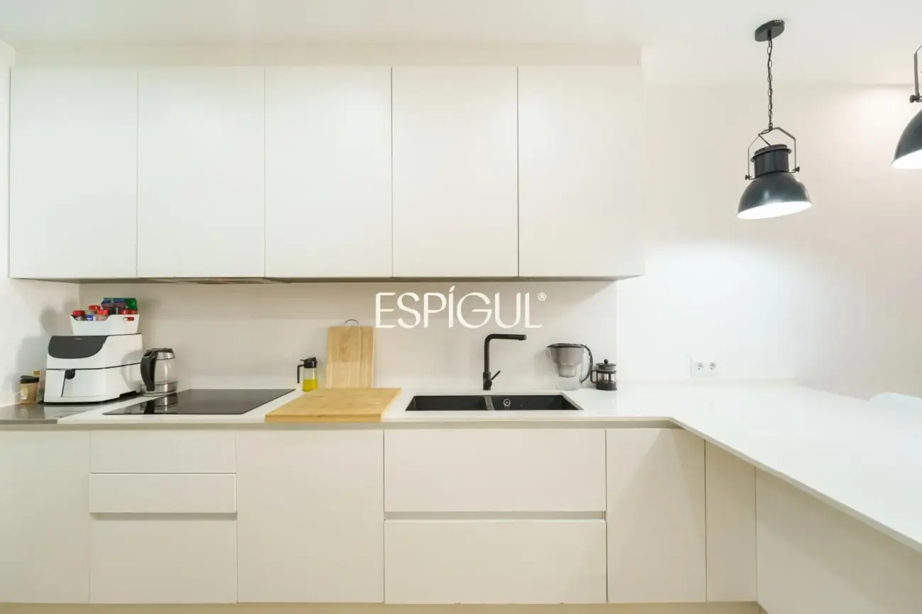 Vivienda reformada con balcón en finca regia en Sant Antoni