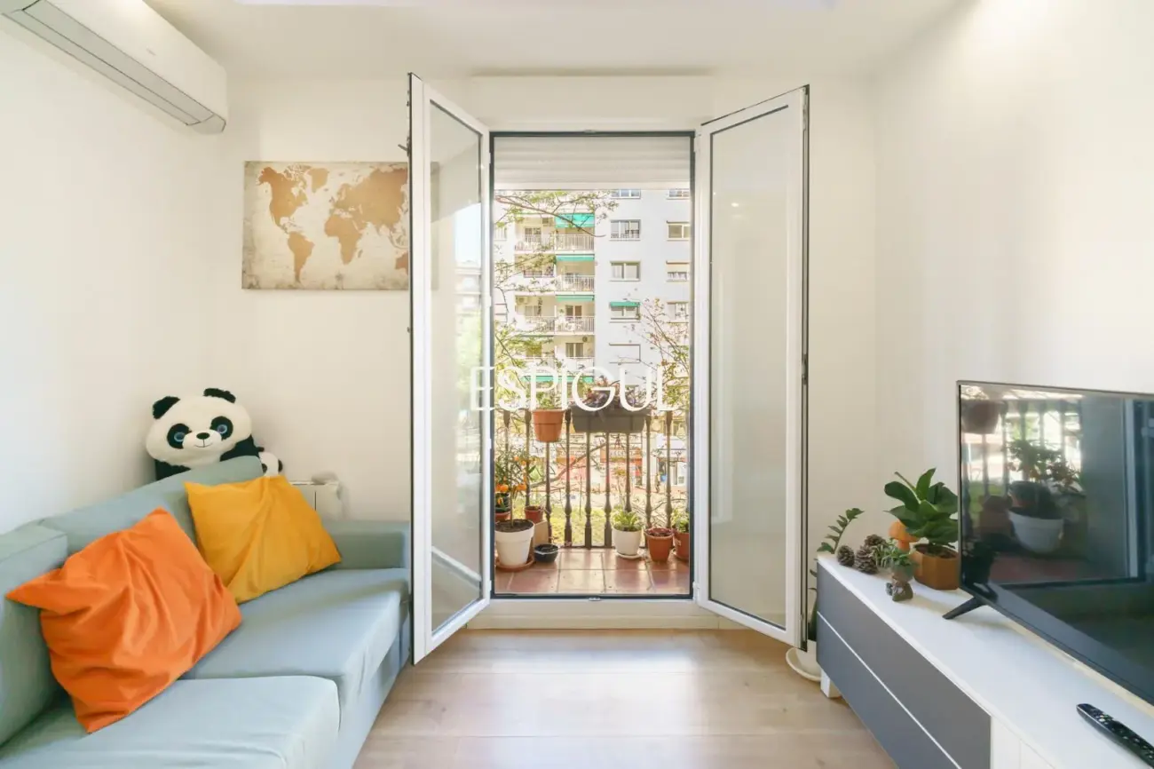 Vivienda reformada con balcón en finca regia en Sant Antoni