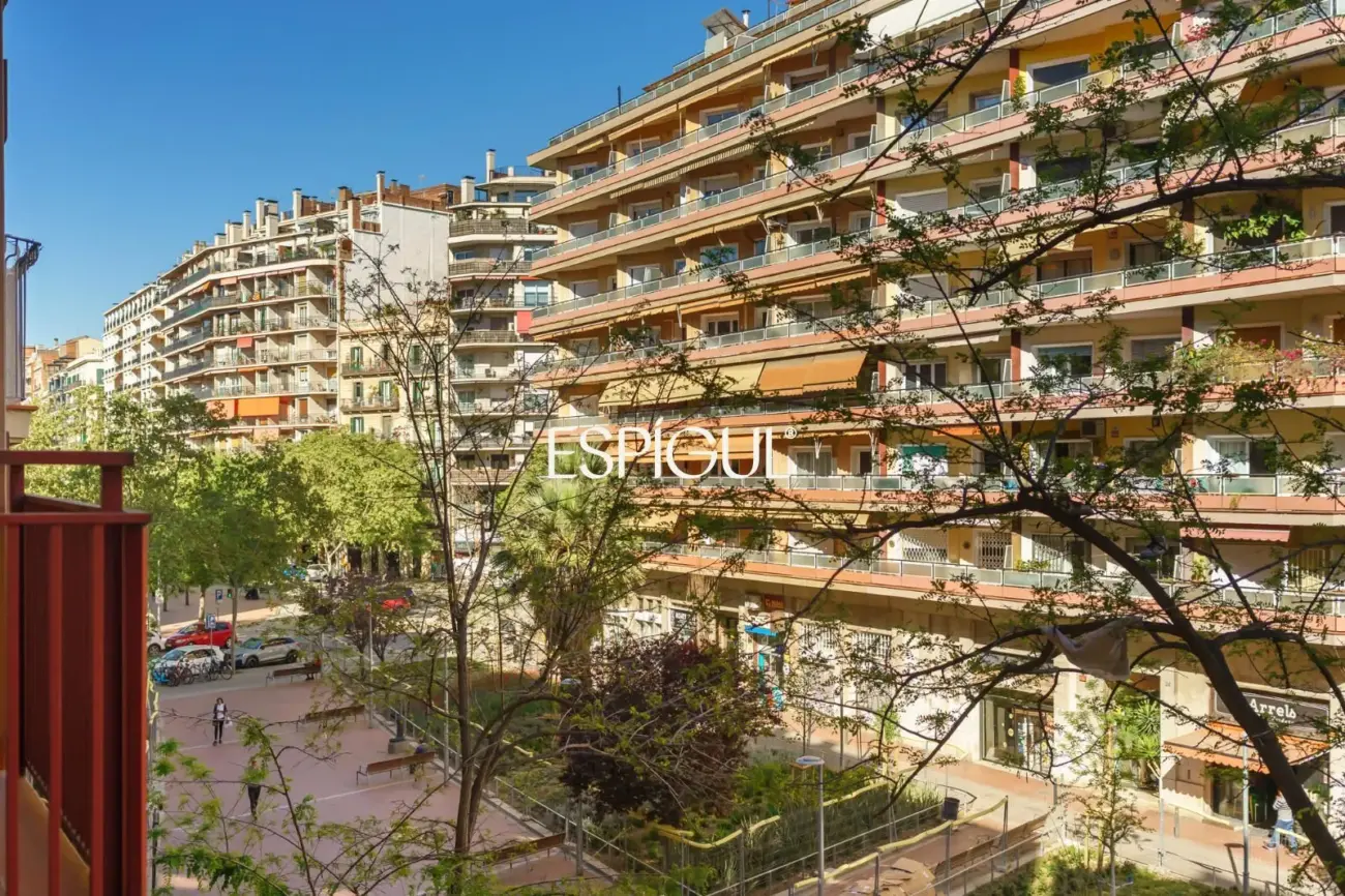 Vivienda reformada con balcón en finca regia en Sant Antoni