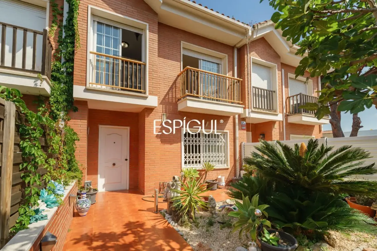 Casa adosada con piscina privada en el centro  de Premià de Mar