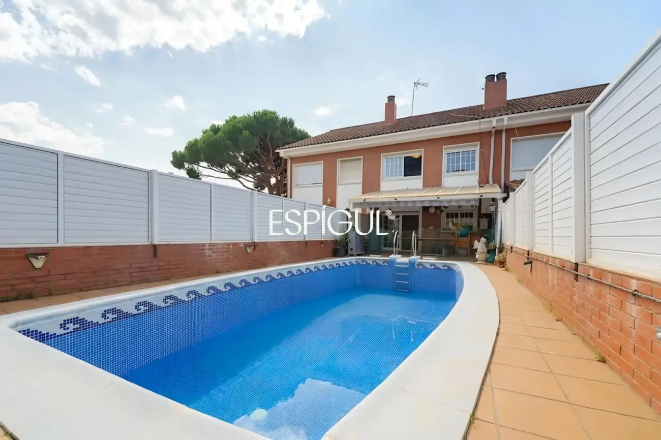 Casa adosada con piscina privada en el centro  de Premià de Mar