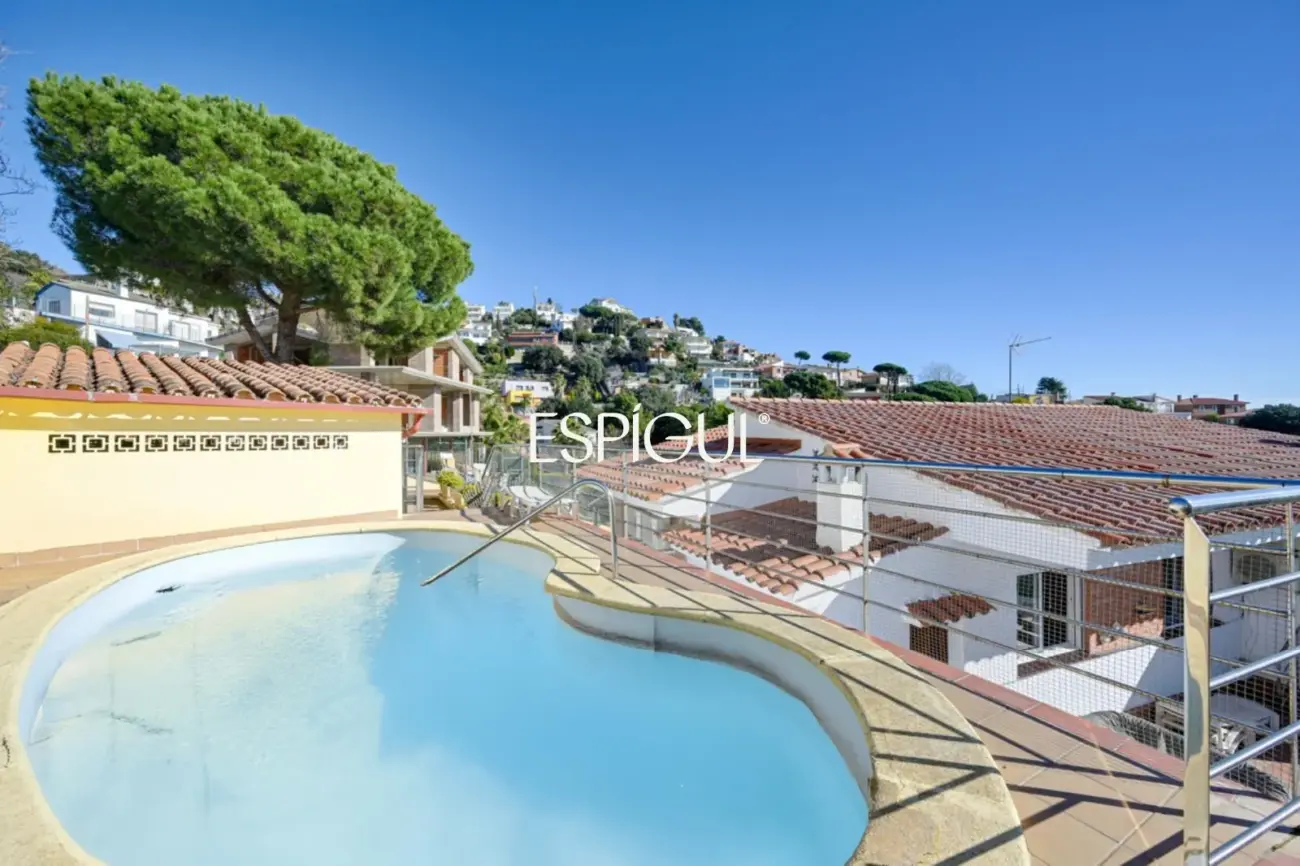 Casa con licencia turística, dos viviendas independientes, piscina  y vistas al mar en Santa Susanna