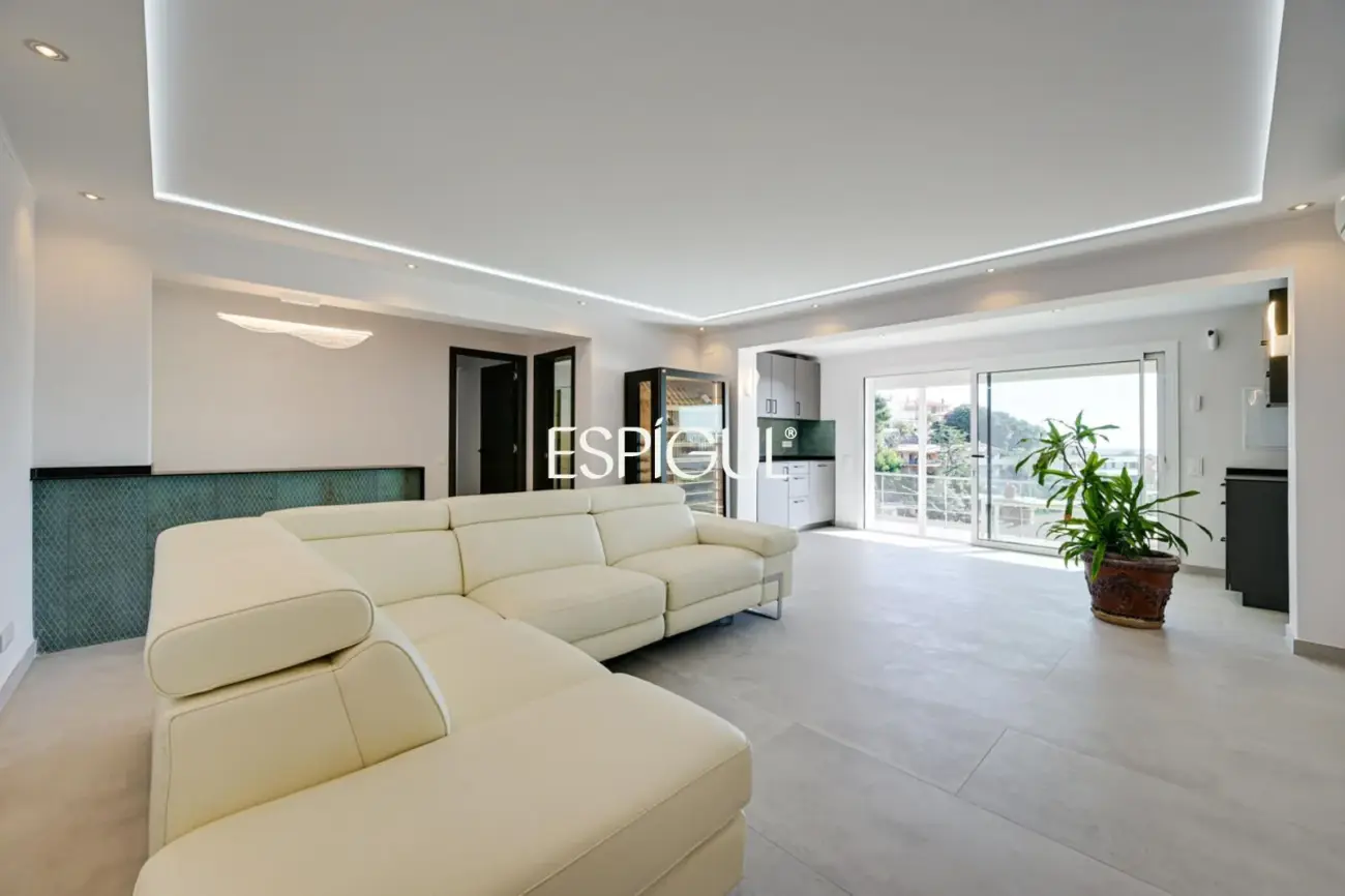 Casa con licencia turística, dos viviendas independientes, piscina  y vistas al mar en Santa Susanna