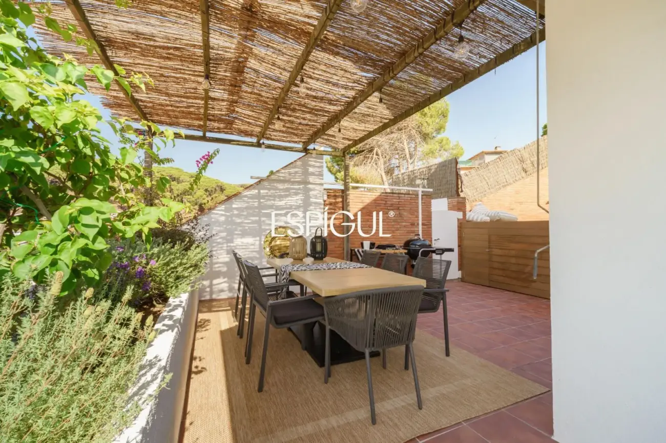 Casa d’estil mediterrani amb vistes al mar i piscina climatitzada a Sant Andreu de Llavaneres