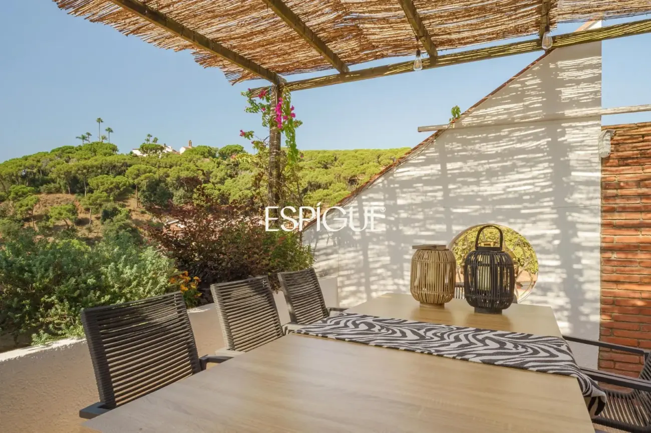 Casa de estilo mediterráneo con vistas al mar y piscina climatizada en Sant Andreu de Llavaneres