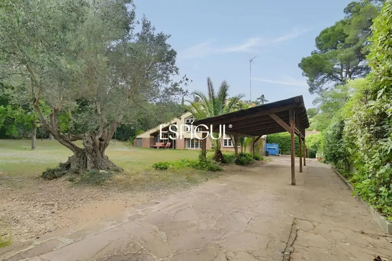 Casa en venta en Bellaterra con gran jardín y mucha privacidad