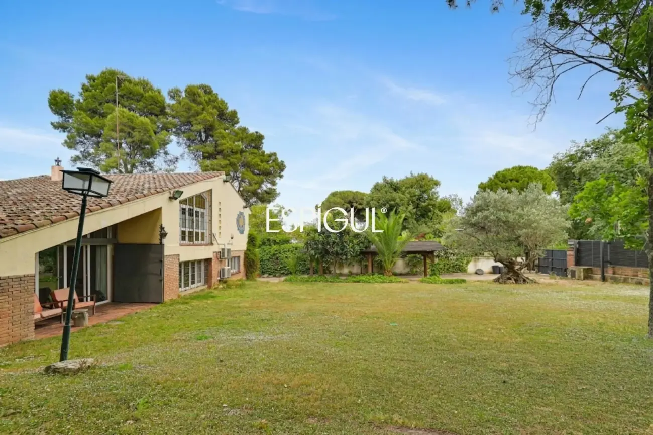 Casa en venta en Bellaterra con gran jardín y mucha privacidad