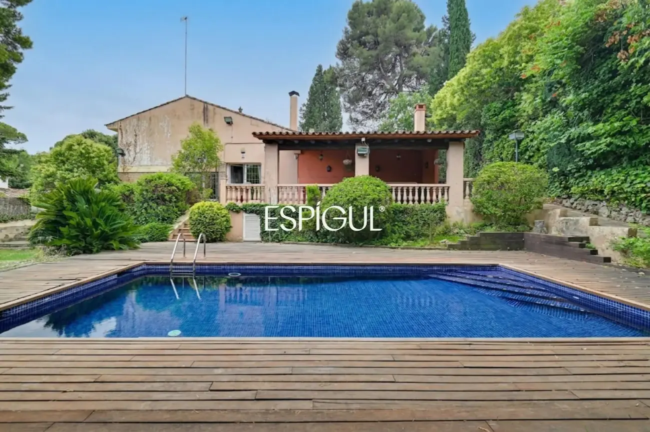 Casa en venta en Bellaterra con gran jardín y mucha privacidad