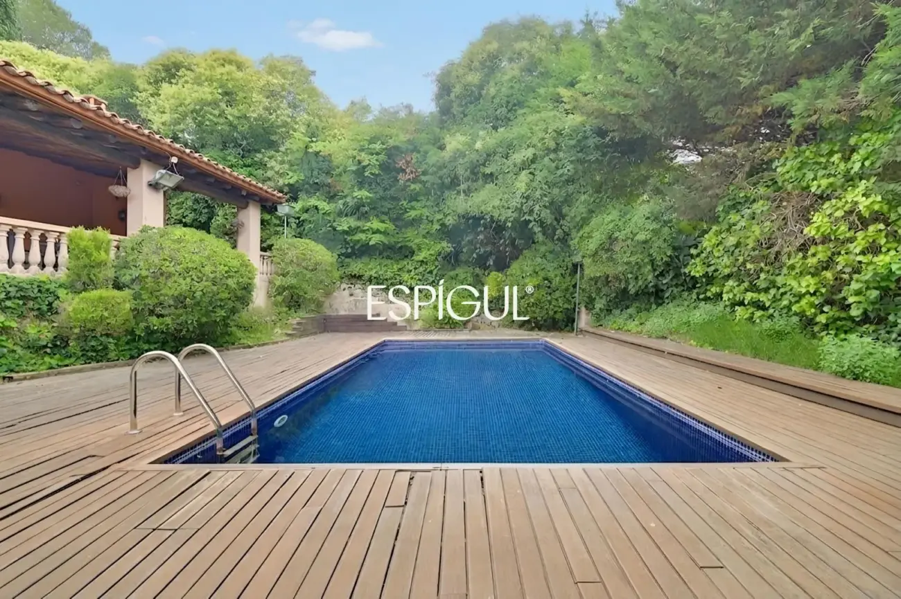 Casa en venta en Bellaterra con gran jardín y mucha privacidad