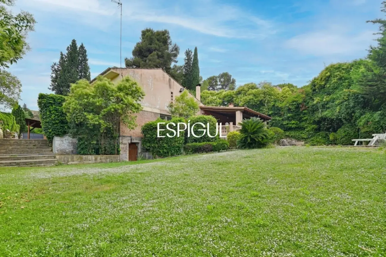 Casa en venta en Bellaterra con gran jardín y mucha privacidad