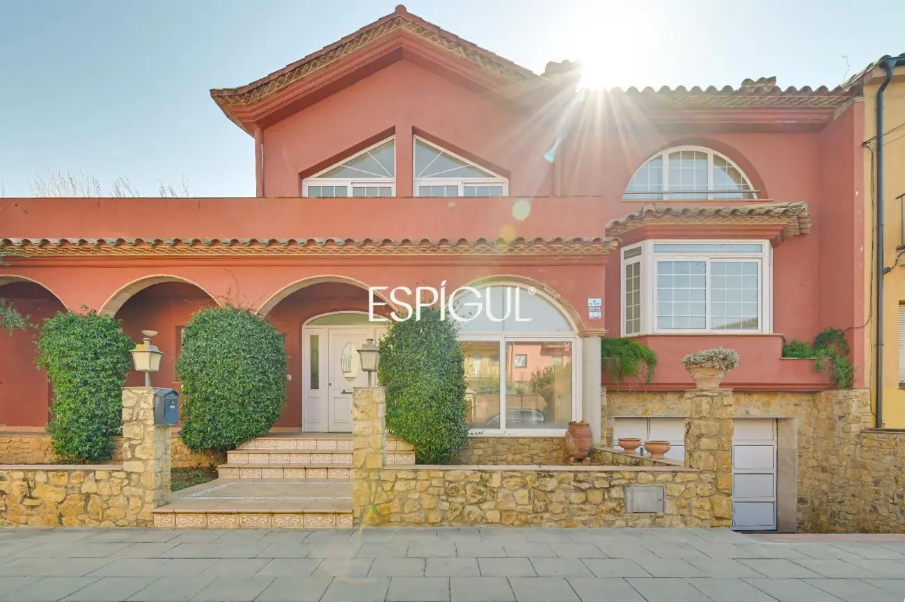 Casa familiar en zona residencial de Cruïlles