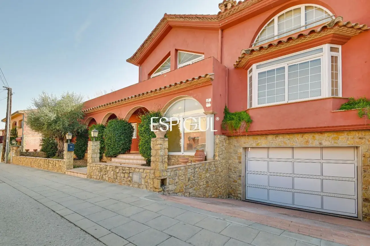 Casa familiar en zona residencial de Cruïlles