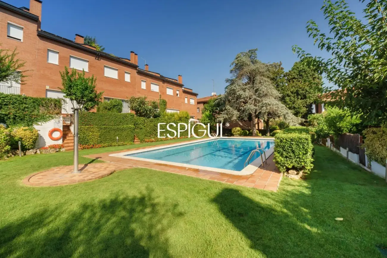 Exclusiva casa adosada en venta en el Eixample de Sant Cugat del Vallès
