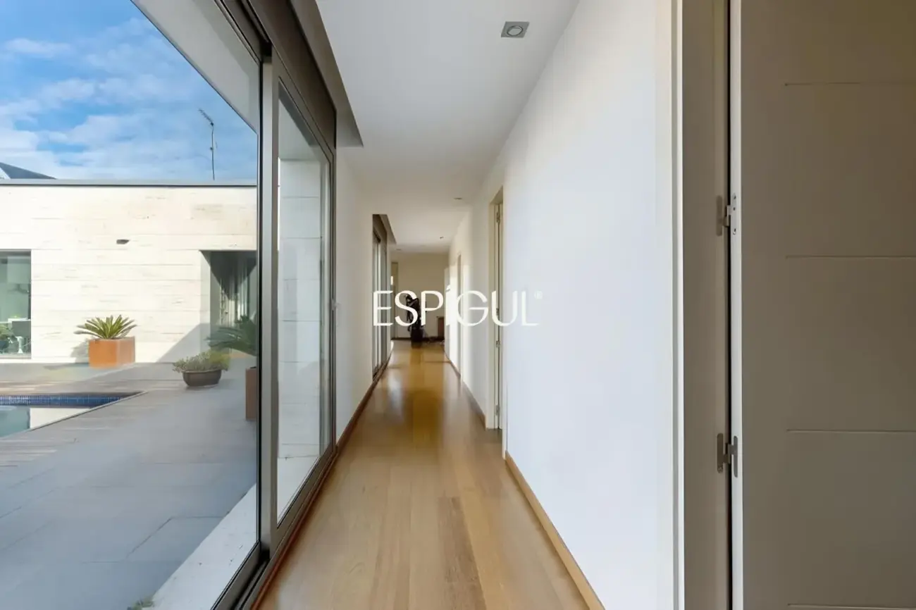Exclusiva casa de diseño con piscina privada y vistas al club de golf de Vallromanes