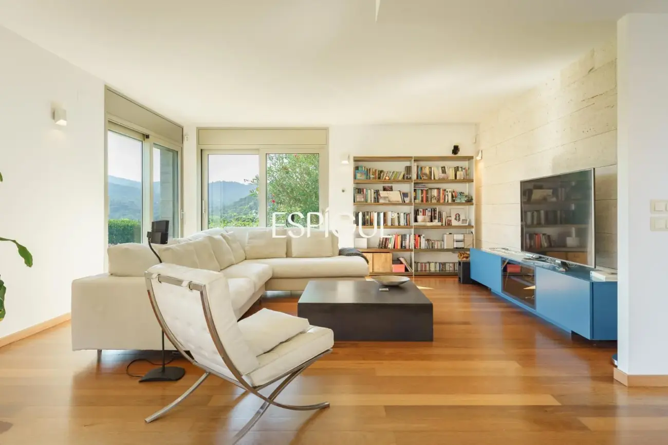 Exclusiva casa de diseño con piscina privada y vistas al club de golf de Vallromanes