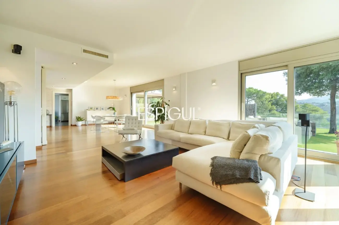 Exclusiva casa de diseño con piscina privada y vistas al club de golf de Vallromanes